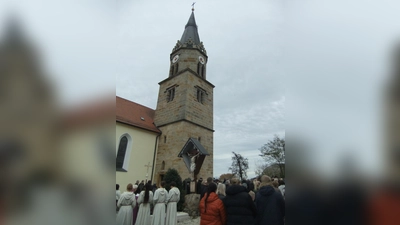 Der Seelsorger mit Meßdienern am Pittersberger Priestergrab beim Gebet. Die zahlreichen Gläubigen füllten den Friedhof. Und die große Glocke des Kirchturms erinnerte in der Stille des Allerheiligentages markant an alle Verstorbenen. (Bild: Michael Götz)