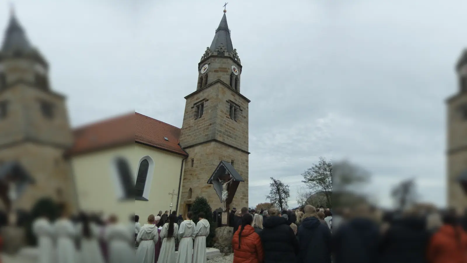 Der Seelsorger mit Meßdienern am Pittersberger Priestergrab beim Gebet. Die zahlreichen Gläubigen füllten den Friedhof. Und die große Glocke des Kirchturms erinnerte in der Stille des Allerheiligentages markant an alle Verstorbenen. (Bild: Michael Götz)