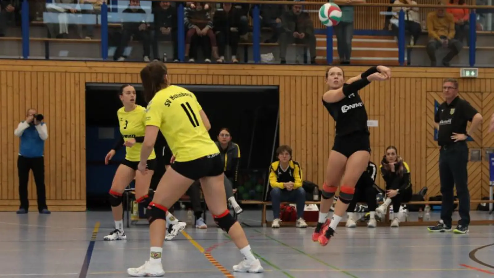 Libera und Jugendspielerin Katharina Winkler (in schwarz) spielt eigentlich in der Bezirksliga. Am Wochenende sprang sie für die verletzte Marie Heidlinger ein - und meisterte ihre Aufgabe mit Bravour. (Bild: Andreas Emmel)