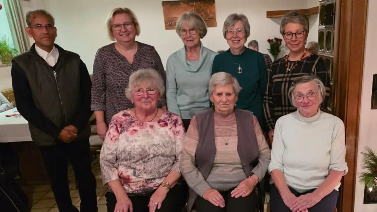 Hintere Reihe von links: Pater James, Vorsitzende Cornelia Schreffl, Klaudia Weiß, Sissy Bringer, Monika Baumgardt. Vordere Reihe von links: Margarete Schumacher, Anni Simmerl, Christine Melchner. (Bild: Sabine Piller)