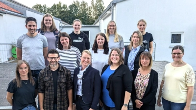 Unterste Reihe von Links: Franziska Druf, Sebastian Müller, Claudia Fichtl, Christina Ebnet, Michaela Scheck, Ramona Riedl. Zweite Reihe: Ilona Schwemmer, Lena Schön, Lisa Sollfrank. Oberste Reihe: Stefan Bruischütz, Elisabeth Feneis, Kathrein Gollwitzer, Nicole Feneis, Kerstin Bucko.<br> (Bild: Michaela Scheck)