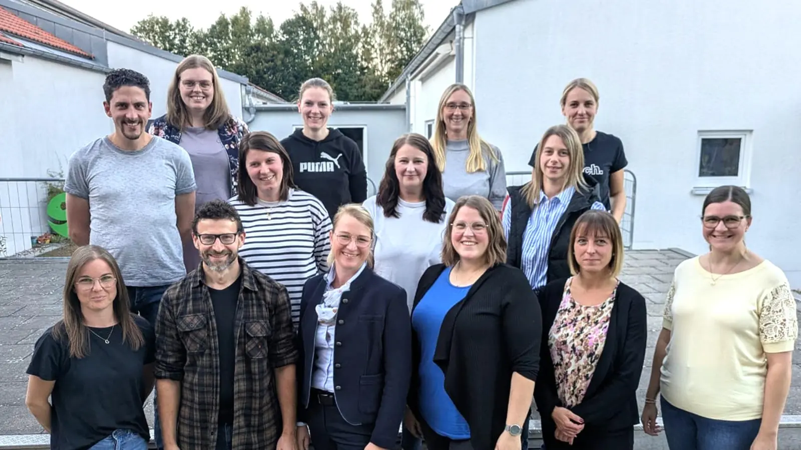 Unterste Reihe von Links: Franziska Druf, Sebastian Müller, Claudia Fichtl, Christina Ebnet, Michaela Scheck, Ramona Riedl. Zweite Reihe: Ilona Schwemmer, Lena Schön, Lisa Sollfrank. Oberste Reihe: Stefan Bruischütz, Elisabeth Feneis, Kathrein Gollwitzer, Nicole Feneis, Kerstin Bucko.<br> (Bild: Michaela Scheck)