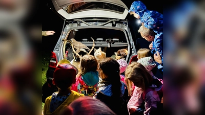 Die Kinder bestaunten die Jagdtrophäen der Jäger (Bild: Miriam Hanebuth)