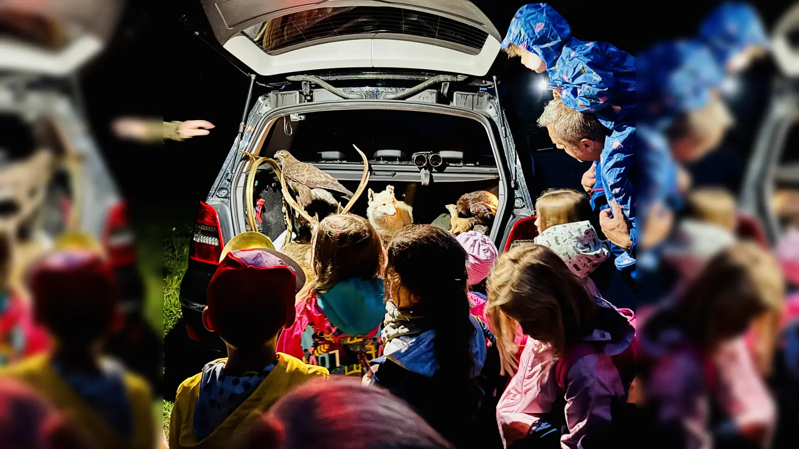 Die Kinder bestaunten die Jagdtrophäen der Jäger (Bild: Miriam Hanebuth)