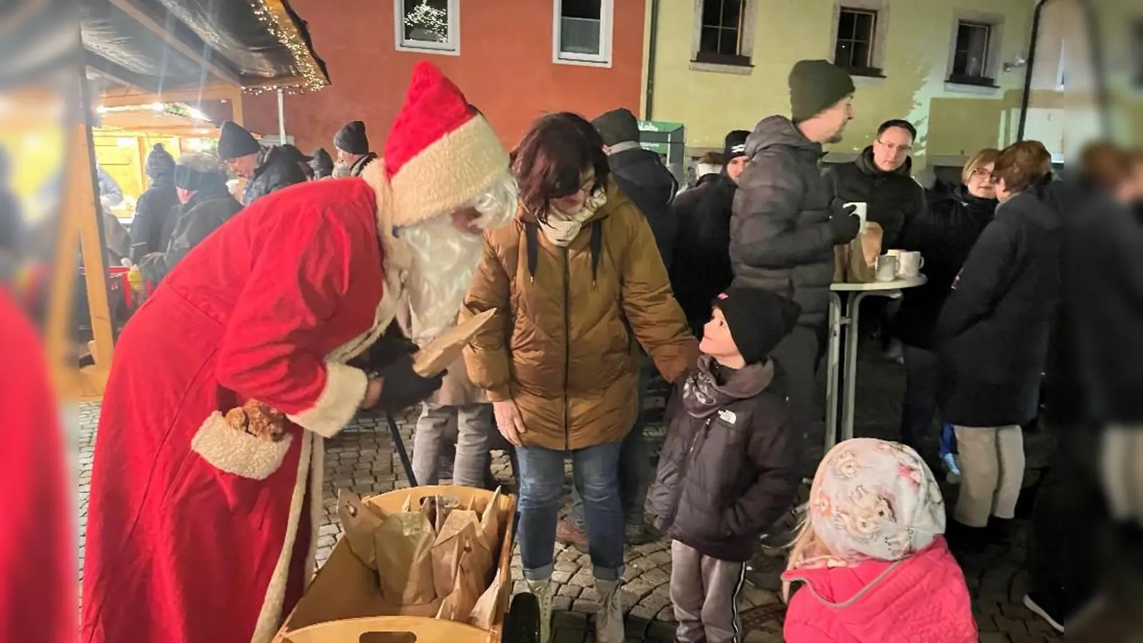 Der Nikolaus beschenkt die Kinder (Bild: Robert Lindner)