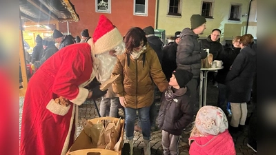 Der Nikolaus beschenkt die Kinder (Bild: Robert Lindner)