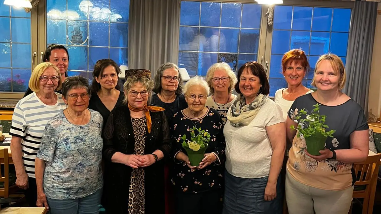 Die geehrten Mitglieder der Frauen-Union Floß gemeinsam mit Vorsitzender Gabi Frank, der stellvertretenden Vorsitzenden Christina Kreuzer, Schatzmeisterin Ramona Wagner, Kreisvorsitzender Annett Kamm sowie CSU-Ortsvorsitzender und Marktgemeinderätin Nadine Gralla-Sommer. (Bild: Nadine Gralla-Sommer)