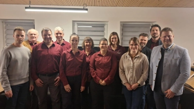 Die Vorstandschaft von links, Matthias Dumler, ausgeschiedener Vorsitzender Fritz Bergmann, Ralph Helwig, Markus Rosner, Daniela Reindl, Ulrike Schulhauser, Barbara König, Claudia Heinl, Karina Bauer, Dominik Gräf, Joachim Gradl, 1. Bürgermeister Stefan Grillmeier. (Bild: Kathrin Krieger)