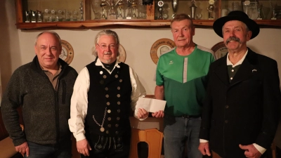 Die Spende der Krieger- und Reservistenkameradschaft Ensdorf übergab der Vorsitzende Joachim Hantke (2.v.r.) an Böllerhauptmann von der SG Edelweiß Wolfsbach, Klaus Günther (2.v.l.) (Bild: Michael Rabenhofer)