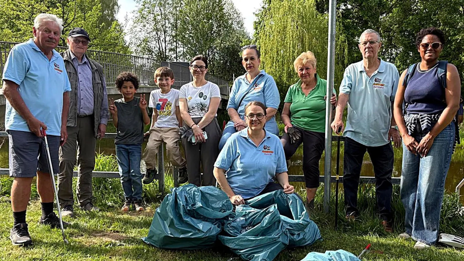 Zahlreiche Schülerinnen und Schüler sammelten gemeinsam mit dem Verein große Mengen Müll im Stadtbadgelände. (Bild: Hans Forster)
