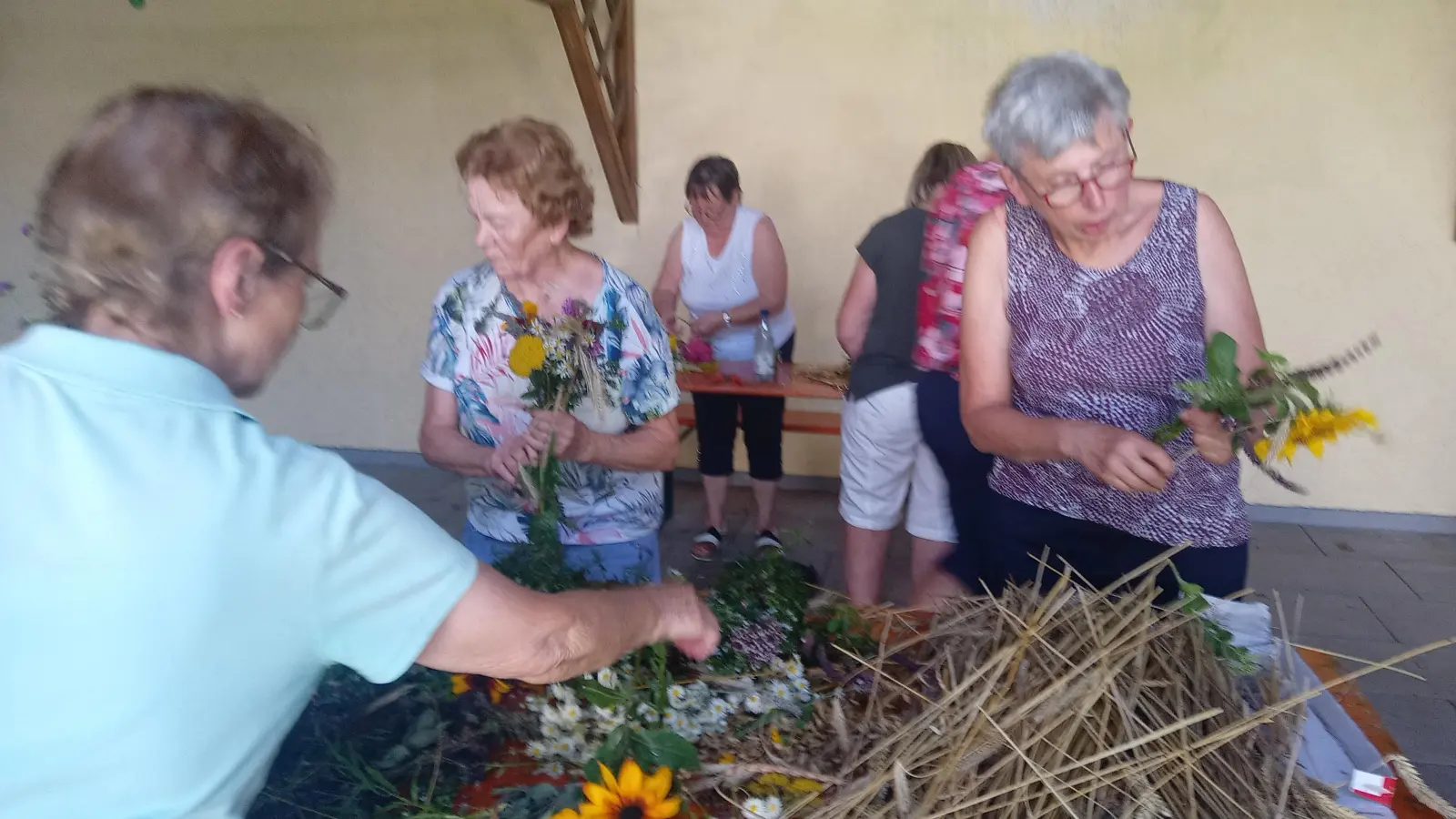 Kräuterbüschelbinden beim Katholischen Frauenbund Schirmitz  (Bild: Sabine Bäumler)