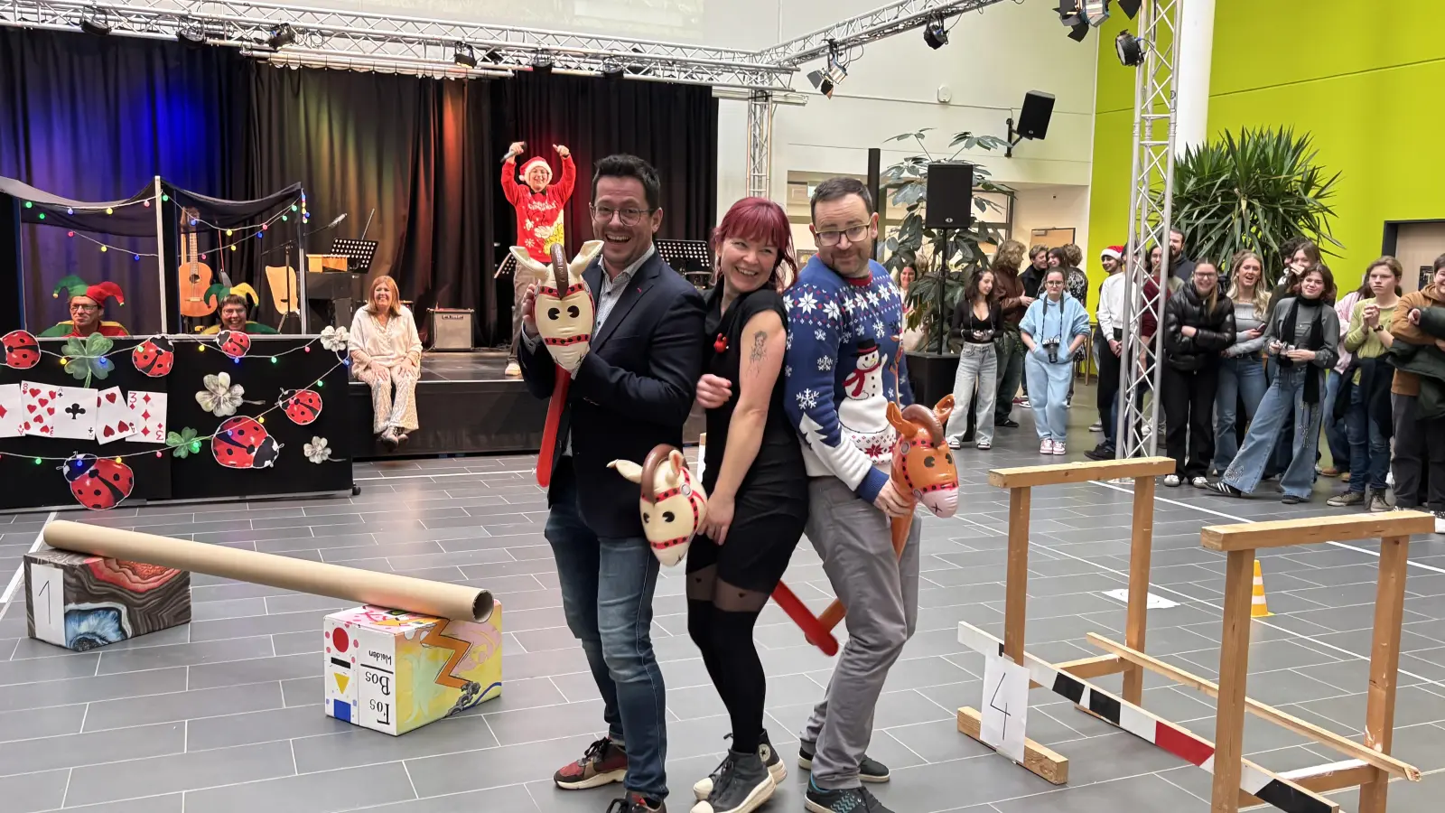 Großer Jubel beim Hobby-Horsing-Finale: FOS/BOS-Weihnachtszirkus sorgt bei Schülern und Lehrern für beste Laune. (Bild: Silke Winkler)