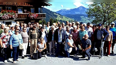 Die Reisegruppe des Obst- und Gartenbauvereins Bechtsrieth verbrachte fünf erlebnisreiche Tage in der Wildschönau. Das Gruppenbild zeigt alle Ausflügler bei ihrer Reise durch Tirol. (Bild: Alfred Wulfänger)