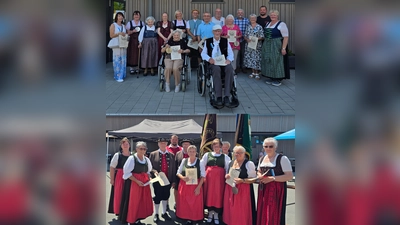 Die aktiven und passiven geehrten Mitglieder des Stiftländer Heimatvereins mit Vorständin Sabine Brabec, stellvertretender Vorständin Silke Wolfrum und Festleiter Martin Wolfrum. (Bild: Franziska Lang)