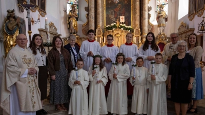 von links: Max Salomon, Veronika Kiener, Leonie Baier, Jakob Lottner und Ferdinand Thanner. Von links: Pfarrer Herbert Rösl, Theresia Süß; Laura Bösl, Renate Pflug (Mesnerin) Jonas Kiener, Florian Kiener, Leonie Zimmermann, Katharina Zitzmann, Pfarrer Max Stigler, Ortrud Sperl (Rektorin) und Fiona Hauser-Kroner. (Bild: Claudia Jockwitz)