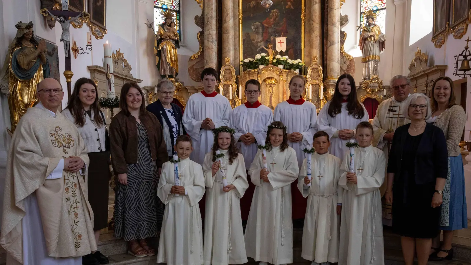von links: Max Salomon, Veronika Kiener, Leonie Baier, Jakob Lottner und Ferdinand Thanner. Von links: Pfarrer Herbert Rösl, Theresia Süß; Laura Bösl, Renate Pflug (Mesnerin) Jonas Kiener, Florian Kiener, Leonie Zimmermann, Katharina Zitzmann, Pfarrer Max Stigler, Ortrud Sperl (Rektorin) und Fiona Hauser-Kroner. (Bild: Claudia Jockwitz)