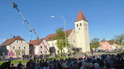 Der Marktjugend wurde es warm beim Aufrichten des Maibaums, auf der anderen Seite hielten es die Gäste wegen des kalten „Böhmischen” nicht lange aus. (Bild: Siegfried Bock)