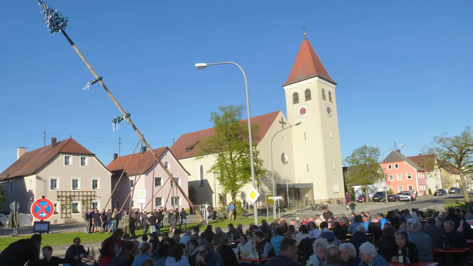 Der Marktjugend wurde es warm beim Aufrichten des Maibaums, auf der anderen Seite hielten es die Gäste wegen des kalten „Böhmischen” nicht lange aus. (Bild: Siegfried Bock)