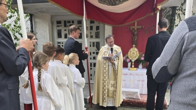 An jedem der vier Altäre wurde gebetet und Pfarrvikar Christian Preitschaft spendete den Gläubigen den Segen  (Bild: Wolfgang Schöpf)