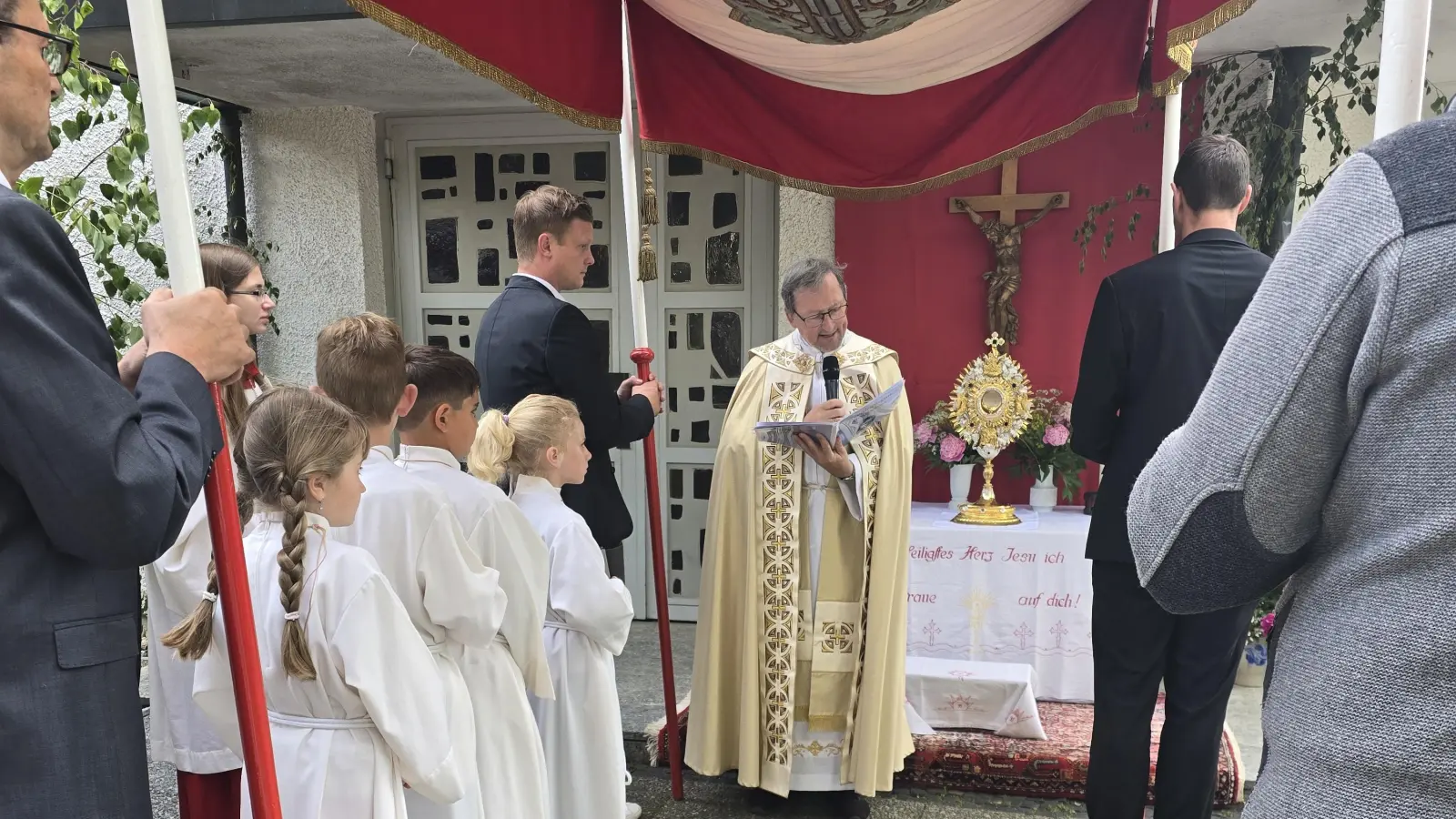 An jedem der vier Altäre wurde gebetet und Pfarrvikar Christian Preitschaft spendete den Gläubigen den Segen  (Bild: Wolfgang Schöpf)