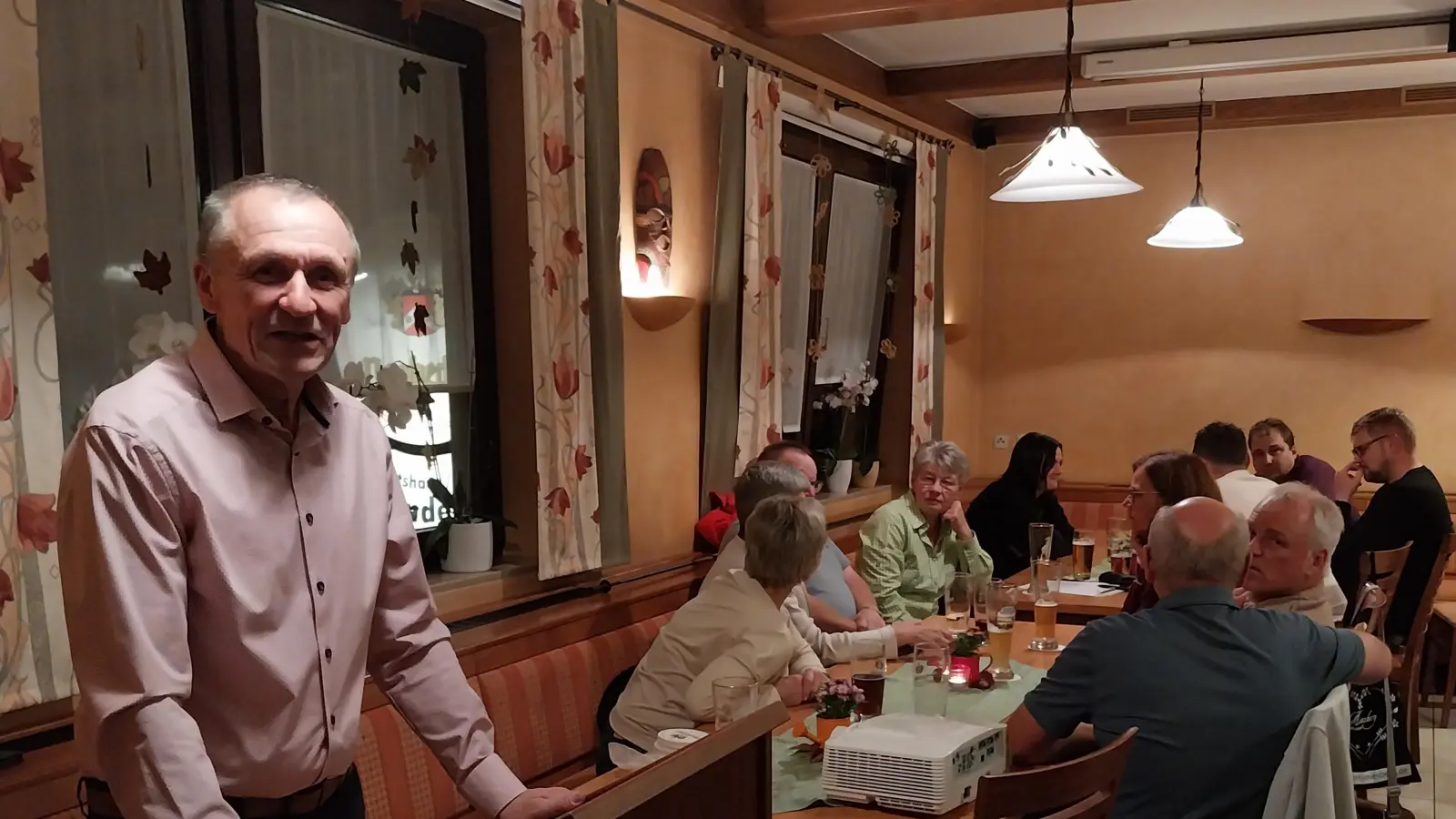Vorsitzender Helmut Schönberger während Fachvortrag zur Asiatischen Hornisse (Bild: Karin Mandl)