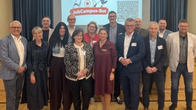 Realschuldirektorin Diana Schmidberger mit den Ehrengästen bei der Eröffnung des JobCampus an der Gregor-von-Scherr-Realschule. (Bild: Florian Dendorfer (florian.dendorfer@rs-neunburg.de))
