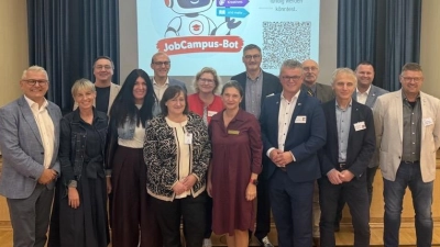 Realschuldirektorin Diana Schmidberger mit den Ehrengästen bei der Eröffnung des JobCampus an der Gregor-von-Scherr-Realschule. (Bild: Florian Dendorfer )
