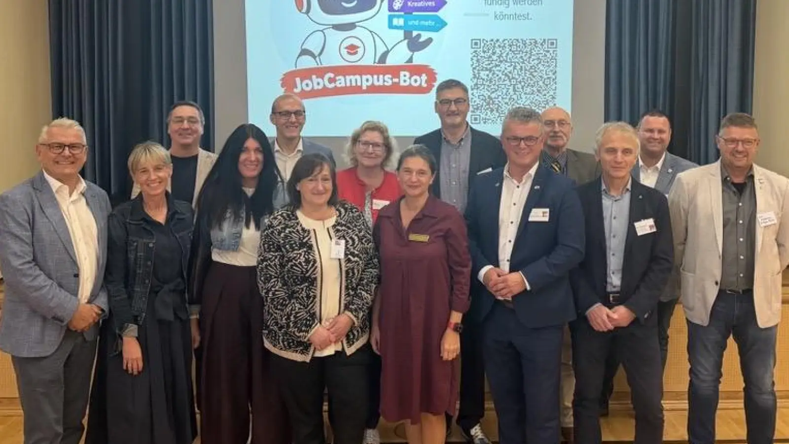 Realschuldirektorin Diana Schmidberger mit den Ehrengästen bei der Eröffnung des JobCampus an der Gregor-von-Scherr-Realschule. (Bild: Florian Dendorfer )