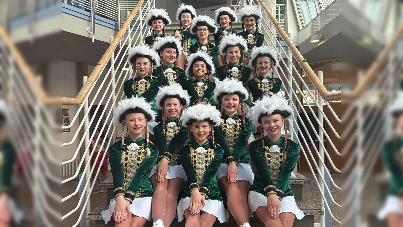 Die 15 Tänzerinnen der Juniorengarde des TuS Mitterteich. (Bild: Sandra Panitzek)