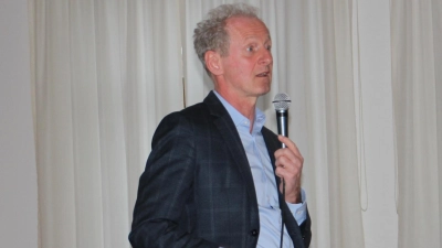 Über Bilddokumente aus dem grausamen Alltag des Konzentrationslagers Flossenbürg sprach der Leiter der dortigen KZ-Gedenkstätte, Professor Dr. Jörg Skriebeleit, in Pressath. (Bild: Bernhard Piegsa)