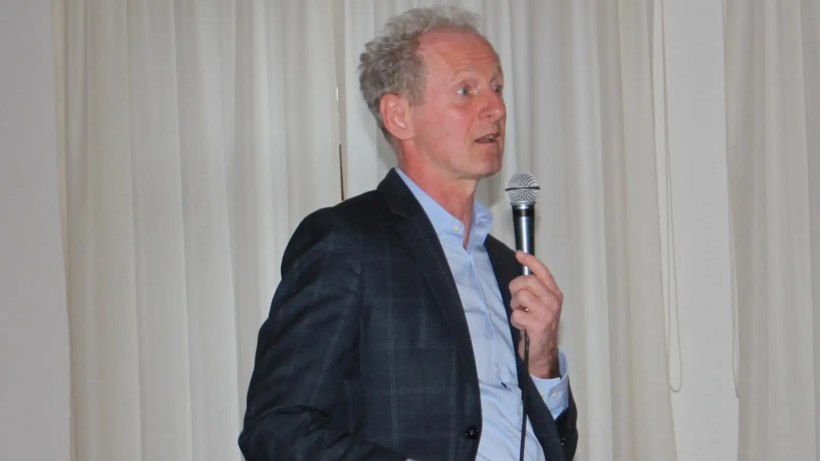 Über Bilddokumente aus dem grausamen Alltag des Konzentrationslagers Flossenbürg sprach der Leiter der dortigen KZ-Gedenkstätte, Professor Dr. Jörg Skriebeleit, in Pressath. (Bild: Bernhard Piegsa)