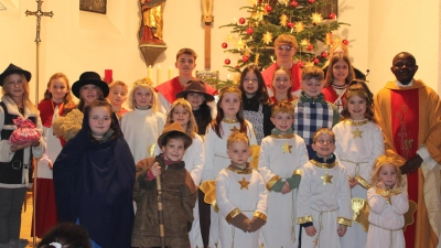 Kinder vom Krippenspiel, Ministranten und Pfarrvikar Luke Eze. (Bild: Rosemarie Ernst)