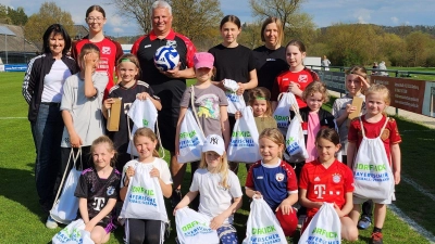 Die meisten Mädchen war en zum Abschluss bei der Übergabe der Giveaways durch BFMA-Vorsitzende Frieda Bauer (links) mit dabei. (Bild: Frieda Bauer)