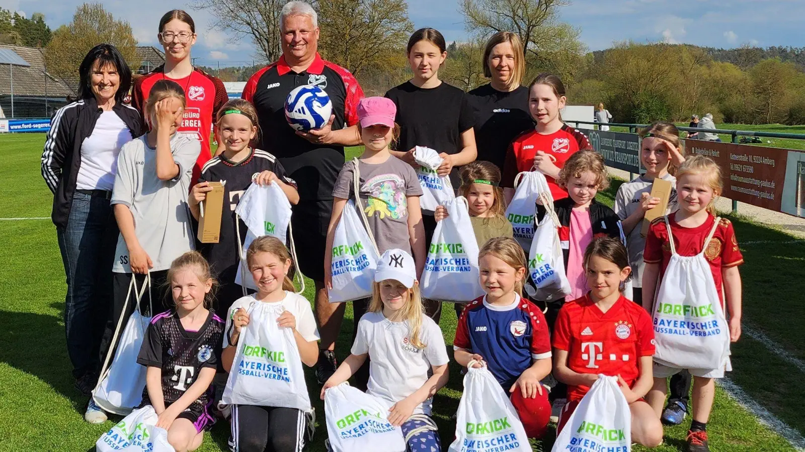 Die meisten Mädchen war en zum Abschluss bei der Übergabe der Giveaways durch BFMA-Vorsitzende Frieda Bauer (links) mit dabei. (Bild: Frieda Bauer)