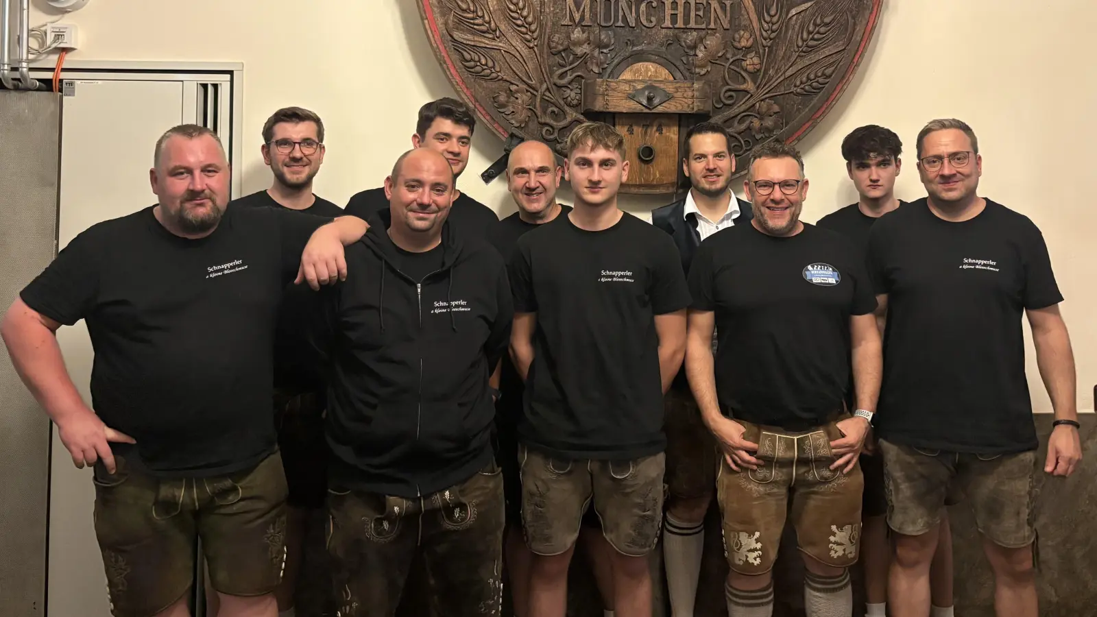 Aufnahme der „Schnapperler” vor dem Wappen des Hofbräuhauses in München (Bild: Franz Alexander)