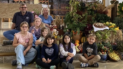 Die bunten Gartenkinder mit Sabine Schulz und Erhard Ströhl am reich gedeckten Erntedankaltar (Bild: Erhard Ströhl)