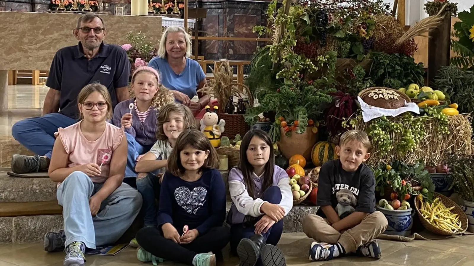 Die bunten Gartenkinder mit Sabine Schulz und Erhard Ströhl am reich gedeckten Erntedankaltar (Bild: Erhard Ströhl)