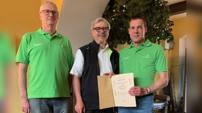 Ehrung Ehrenzeichen in Gold für Andreas Malzer:<br>von links: 2. Vorsitzender Klaus Schmidt, Bezirksvorsitzender Reinhard Ott, Andreas Malzer. (Bild: Otto Betzl)