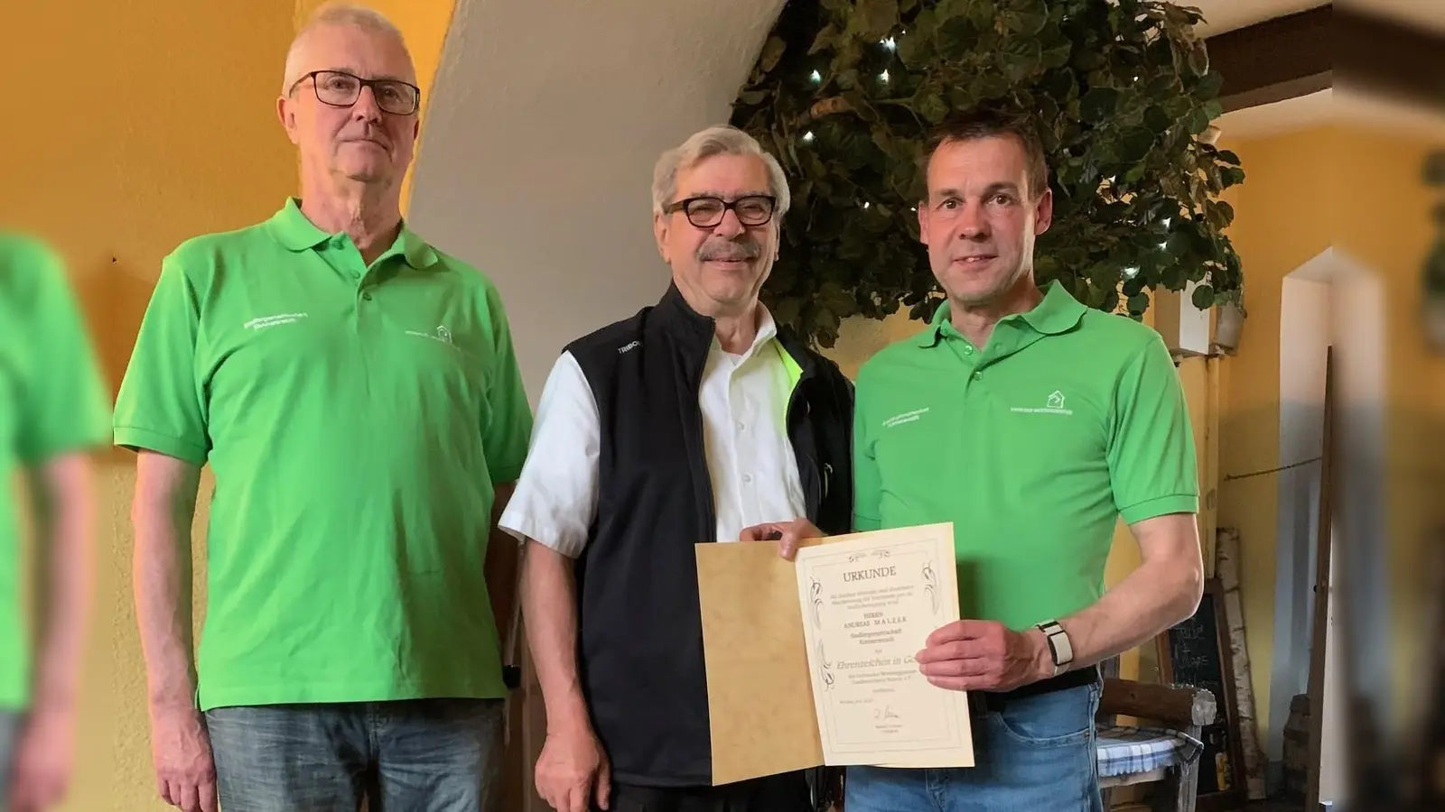 Ehrung Ehrenzeichen in Gold für Andreas Malzer:<br>von links: 2. Vorsitzender Klaus Schmidt, Bezirksvorsitzender Reinhard Ott, Andreas Malzer. (Bild: Otto Betzl)