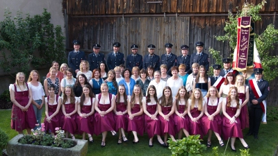 Gruppenfoto der Festdamen mit der Abordnung der FFW Liebenstein (Bild: Renate Bauer - Zölch)