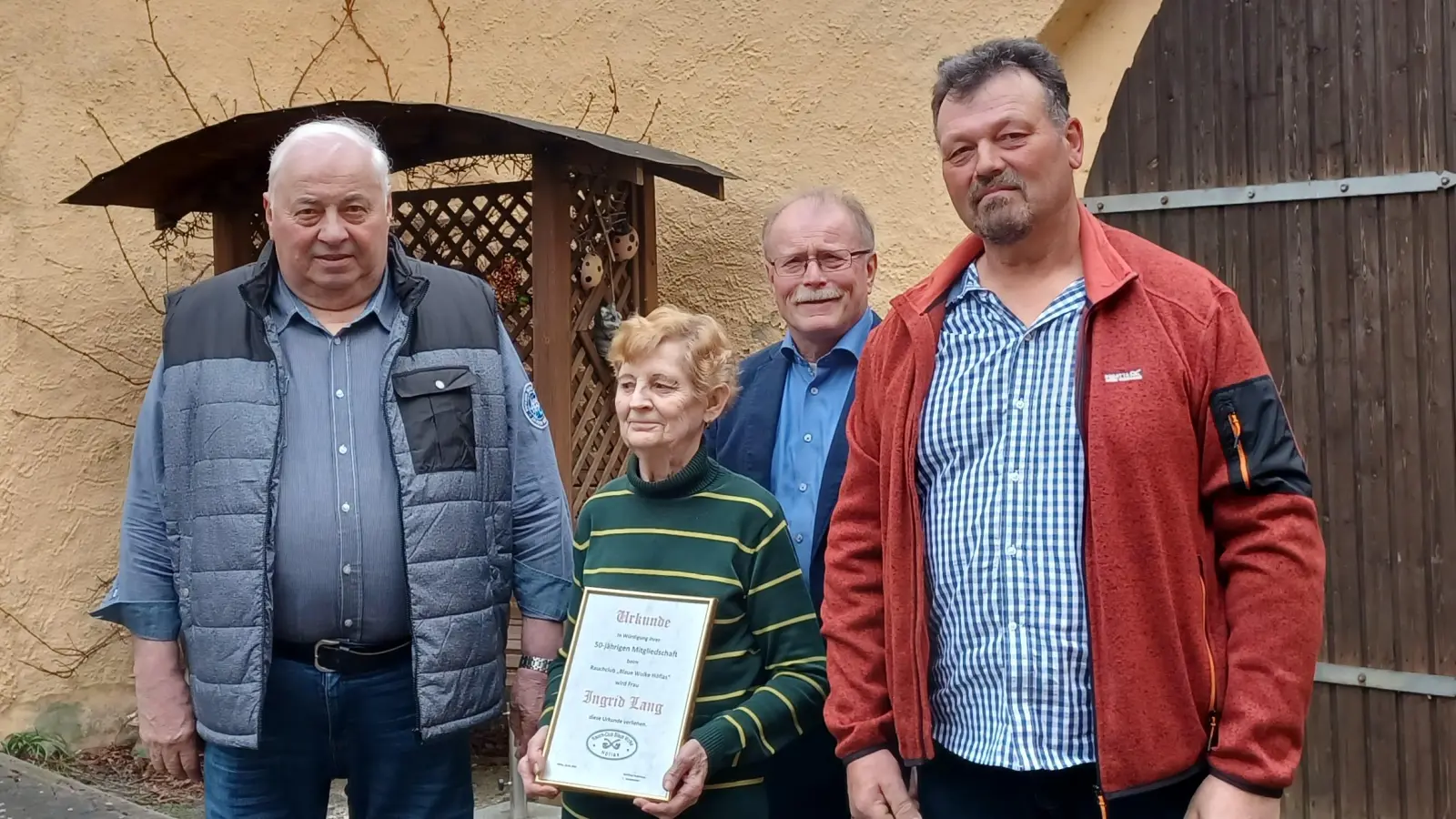 v.l. 1.Vorsitzender Gottfried Richtmann, Ehrenmitglied Ingrid Lang, Bürgermeister Max Bindl und neuer 2.Vorsitzender Roland Burger (Bild: Ernstberger Reinhard)