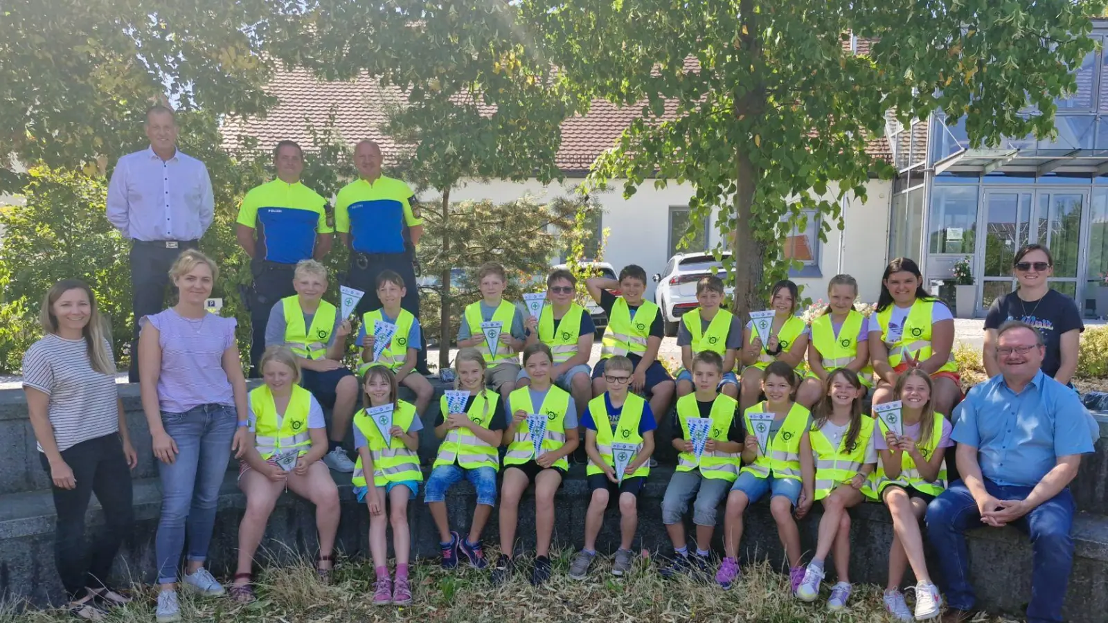 Sie strahlen vor Freude: die Viertklässler der Josef-Voit-Grundschule Freihung nach der praktischen Fahrradprüfung! Mit im Bild: Josef Göttlinger von der Sparkasse Amberg-Sulzbach und die Polizisten Philipp Böhme und Andreas Trenz (hinten), Elternbeiratsvorsitzende Kathrin Müller-Seidl und Bürgermeister Uwe König (rechts) und die Lehrerinnen Sabine Hüttner und Annalena Lotter (links). (Bild: Corinna Grünbauer)