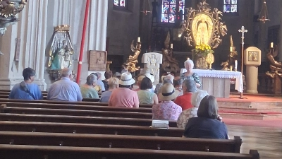 Teilnehmer des Ausflugs vom kath. Seniorenkreis St. Jakob Mitterteich bei der Besichtigung der Wallfahrtskirche Mariä Himmelfahrt am Bogenberg bei Straubing.  (Bild: Michaela Panzer)