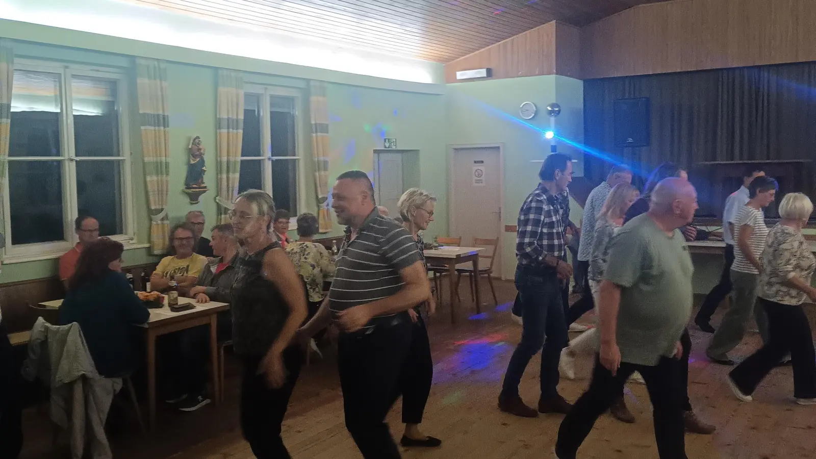 Gute Stimmung im Pfarrsaal Hausen: Beim Herbstfest wurde zu den Klängen von DJ Willi bis in die späten Abendstunden getanzt. (Bild: Tobias Schlagenhaufer )