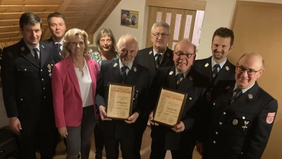 Die Ehrenmitglieder Lothar Baier und Erwin Völkl (vorne 2. und 3. von links) nahmen die Glückwünsche von Kommandant Gerald Stahl, 2. Bürgermeisterin und stellv. Landrätin Andrea Lang, Vorsitzenden Josef Völkl (von vorne links) sowie der gesamten Vorstandschaft Christian Lohr, Sieglinde Soukup, Hans Voit und Johannes Baier (2. Reihe von links beginnend) entgegen (Bild: Reinhold Brey)