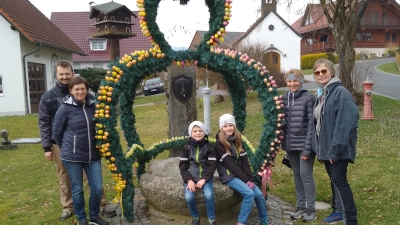 Beim Aufstellen der Osterkrone in Vöslesrieth hatten sowohl die Dorfkinder Sophia und Jakob als auch die Helfer viel Spaß und packten engagiert mit an. (Bild: Josef Völkl)