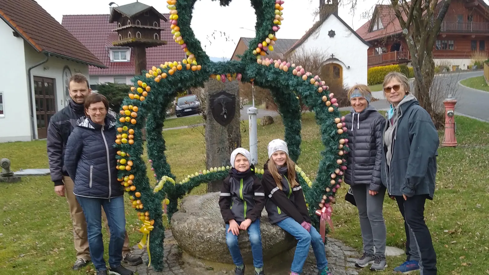 Beim Aufstellen der Osterkrone in Vöslesrieth hatten sowohl die Dorfkinder Sophia und Jakob als auch die Helfer viel Spaß und packten engagiert mit an. (Bild: Josef Völkl)
