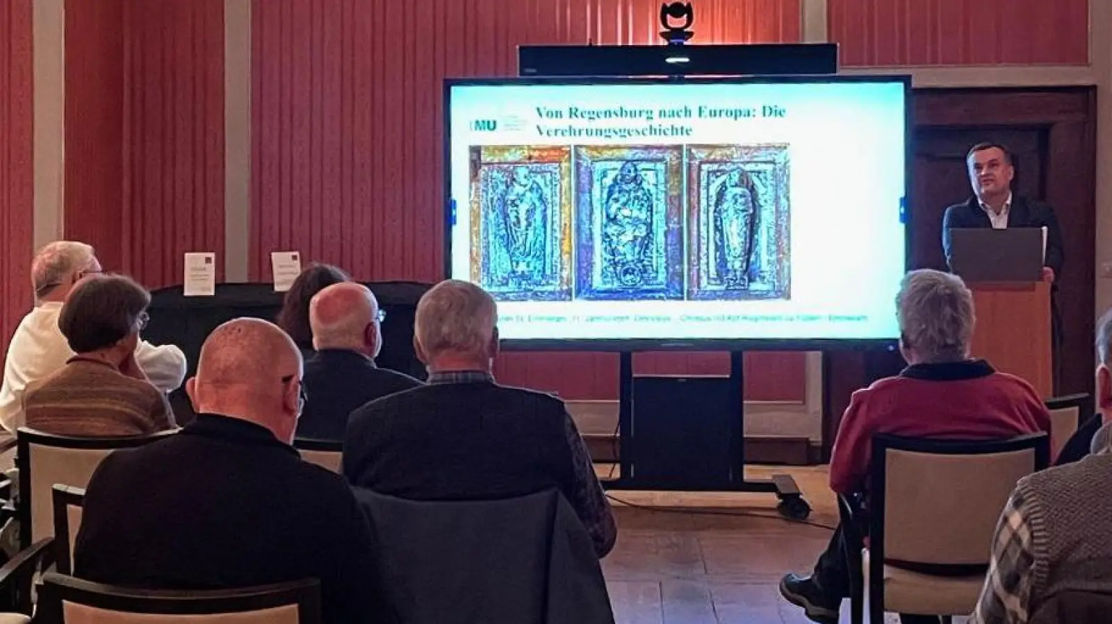 Die klösterliche Atmosphäre verstärkte die Eindrücke der Erkenntnisse aus dem Leben des Heiligen Wolfgang.  (Bild: Kornelia Götz )