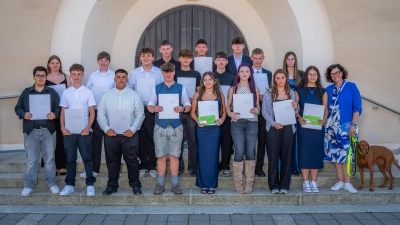 Der erfolgreiche Abschlussjahrgang der Mittelschule Schwarzenfeld mit der Klassenleiterin Uta Prechtl und Schulhund Nadir. (Bild: Wild Holger)