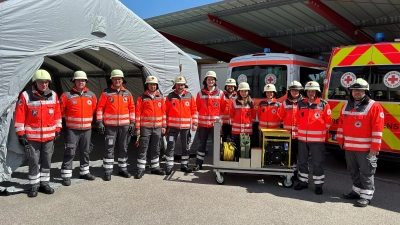 Die acht neuen Fachkräfte Technik und Sicherheit mit ihren Ausbildern. (Bild: Marko Pammer)